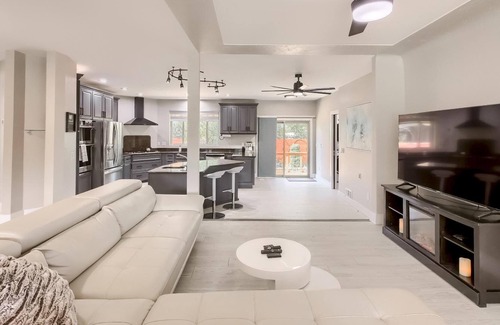 Bel Aire House | Luxury Retreat w/ Steam Shower+gym+office+ gourmet kitchen 4.4 miles to downtown