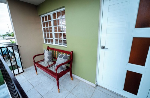 Bucana Apartment | Luxury Retreat with Private Jacuzzi and Mountain Views. FREE Parking and Laundry