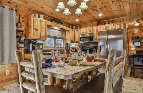 Ellijay Cabin | Luxury River Oasis -3 Master Suites - 3 Fireplaces Hot Tub! 195/Night