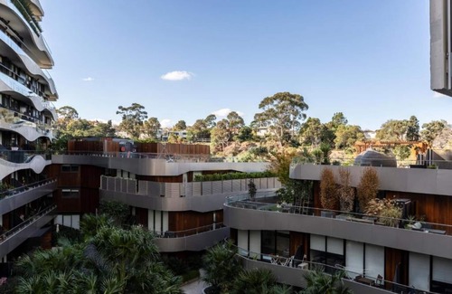 Kew Apartment | LUXURY RIVERSIDE RESORT⭐POOL⭐SPA⭐ TRAM⭐NBN⭐PARKING