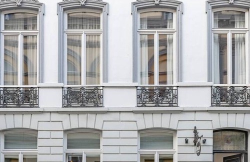 Historical Center Bruges Condo | Luxury room with en suite bathroom - The Safe