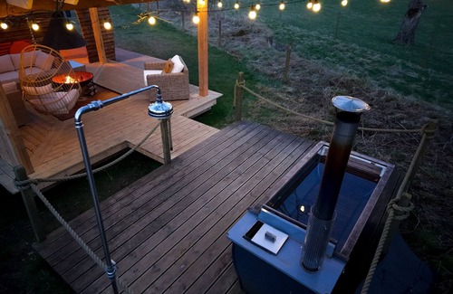 Leven Cabin | Luxury Rural Cabin with Wood Fired Hot Tub