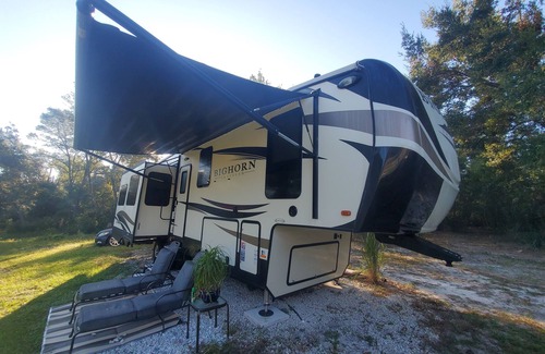 Geneva House | Luxury RV nested in a country setting, Only 9 minutes from Sanford airport!