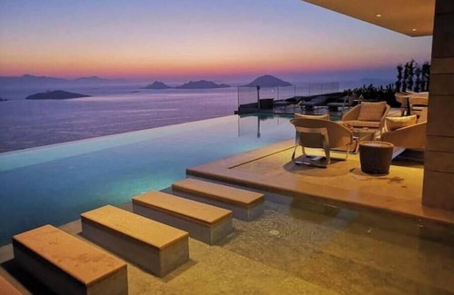 Ortakent House | Luxury Seafront Villa Pool Breakfast Included