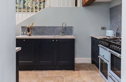 Painswick House | Luxury Self-Catered Barn Shared Ensuite with Bath