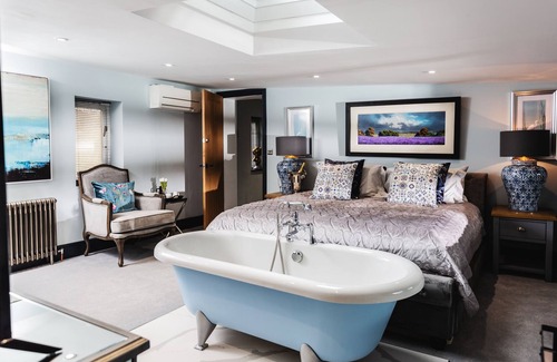 Painswick House | Luxury Self-Catered Barn Shared Ensuite with Bath