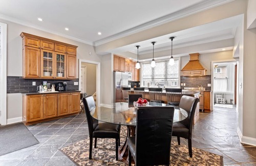 East Avenue House | Luxury * Seven Chandelier * Mansion