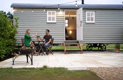 Sudbury Apartment | Luxury Shepherds Hut, outdoor area and hot tub