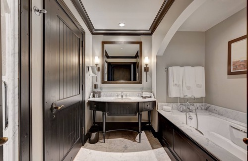 Avon Resort | Luxury Ski in and out Queen beds room @Ritz-Carlton