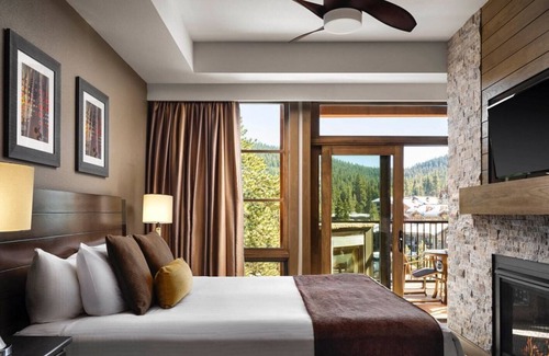 Truckee Resort | Luxury Ski In/Ski Out, 2 Large Bedrooms plus a Den, near gondola. Dec 27-Jan 3