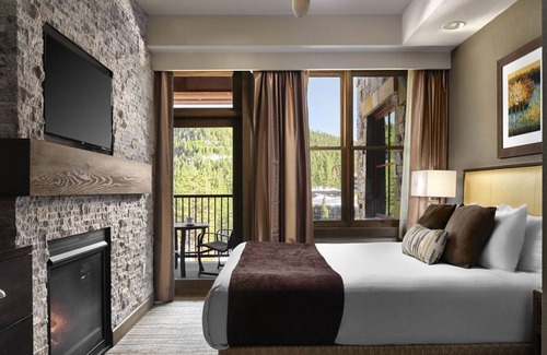 Truckee Resort | Luxury Ski In/Ski Out, 2 Large Bedrooms plus a Den, near gondola. Dec 27-Jan 3