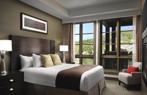 Truckee Resort | Luxury Ski In/Ski Out, 2 Large Bedrooms plus a Den, near gondola. Dec 27-Jan 3