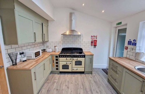 Kirkby House | Luxury Sleeps 11 Kirkby Home by City SuperHost