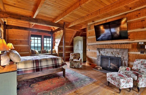 Ludlow House | Luxury Solitude Private Hot Tub & Direct Ski Access! Summer & Fall Dates Available