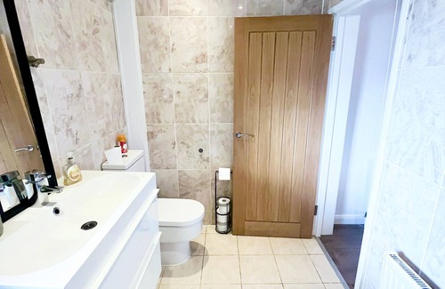 Selhurst Condo | Luxury, Spacious 1 bedroom Flat