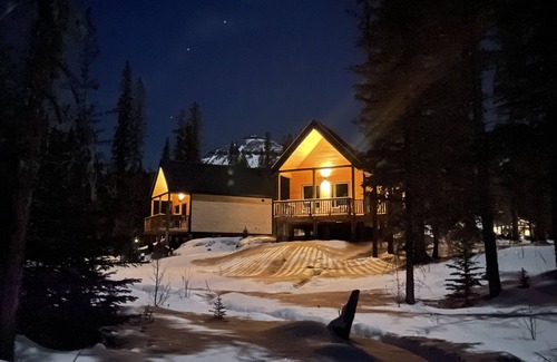 Nordegg Cabin | Luxury Stargazer Cottage - Joby Chungo