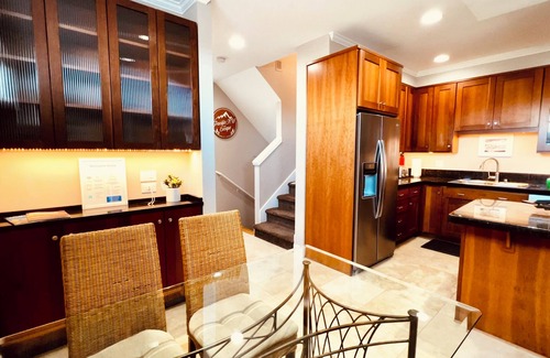 Eastlake House | Luxury stay! Iconic Space Needle view with easy access to AK cruise terminals!