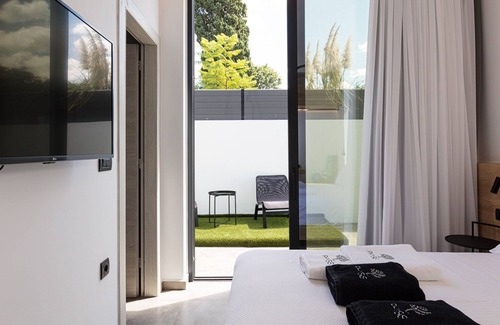 Pigi Villa | Luxury, Steps to Local Amenities w 4km to a Beach!