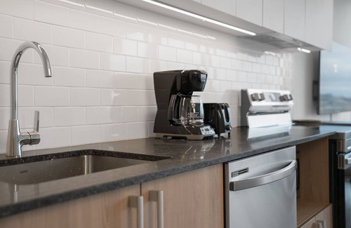 Milton Park Apartment | Luxury Studio in Heart of MTL 907 | Metro access