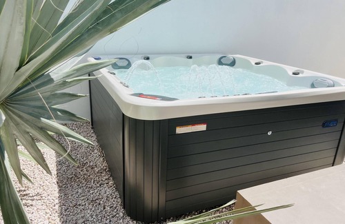 Grote Berg Apartment | Luxury studio with private jacuzzi near beaches