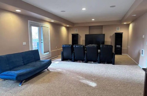 Bull Mountain House | Luxury Suit w/ Pool table HotTub