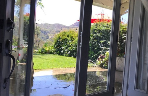 Malibu House | Luxury Suite In A Mountain Hilltop Retreat ~ Lush Garden Oasis ~ Sunset Hot Tub!