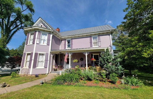 Washington Bed & Breakfast | Luxury suite w/private bath; only 1/2 block from the Inn at Little Washington!