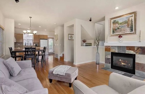 Education Hill House | Luxury Tech Retreat in Redmond – Mins to Microsoft + 2 Parking Spaces