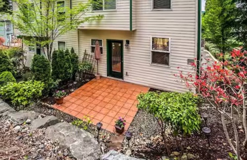Education Hill House | Luxury Tech Retreat in Redmond – Mins to Microsoft + 2 Parking Spaces
