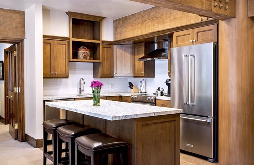 Deer Valley Condo | Luxury Three Bedroom Suite with Mountain Views and Three Hot Tubs 3 Apartment Hotel by RedAwning