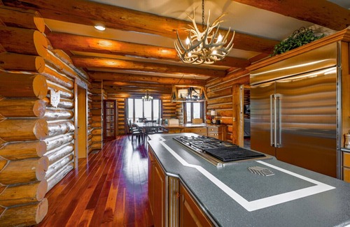 Salem House | Luxury Timber Lodge w/Hot Tub-Sleeps 20