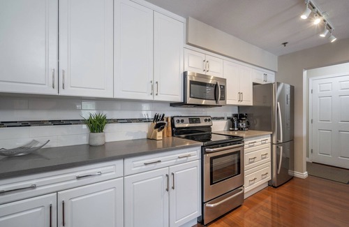 Abbotsford Apartment | Luxury Top Floor 2 Bedroom Condo
