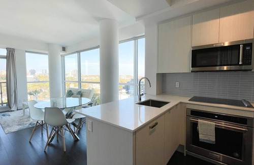 South Hill Condo | Luxury Toronto 3 bed 2 bath condo by 8 Subways! Yorkville/Annex