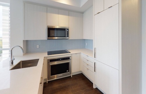 South Hill Condo | Luxury Toronto 3 bed 2 bath condo by 8 Subways! Yorkville/Annex