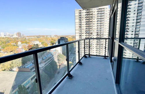 South Hill Condo | Luxury Toronto 3 bed 2 bath condo by 8 Subways! Yorkville/Annex