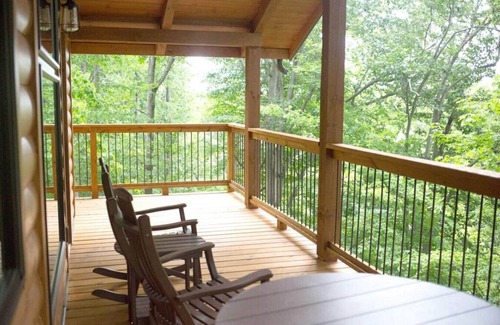 Millersburg Cabin | Luxury Treehouse Getaway with Treetop Views