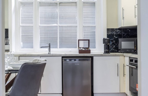 The City of London Apartment | Luxury two bedroom apartment minutes from Farringdon Station!