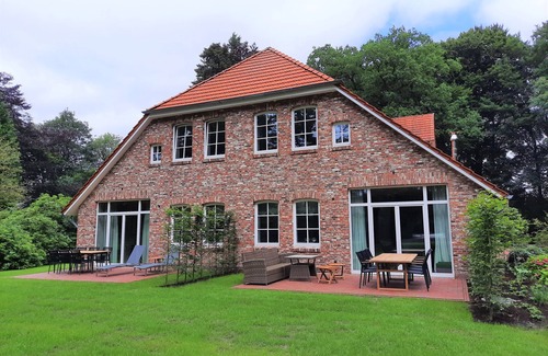 Friedeburg Apartment | Luxury vacation apartment tom Brok in Karl-Georgs-Forst; dogs welcome