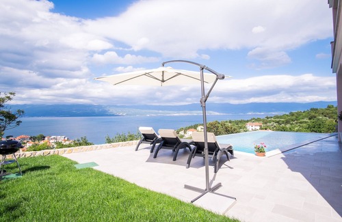 Vrbnik Apartment | Luxury vacation apartment with private pool, sea view - TRAVELER Reiseburo Krk - ID 2112