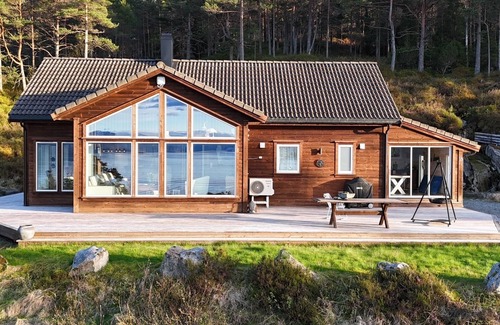 Kvinnherad House | Luxury vacation home in Norway on the fjord, incl. 9.9 hp motorboat, 4 bedrooms!