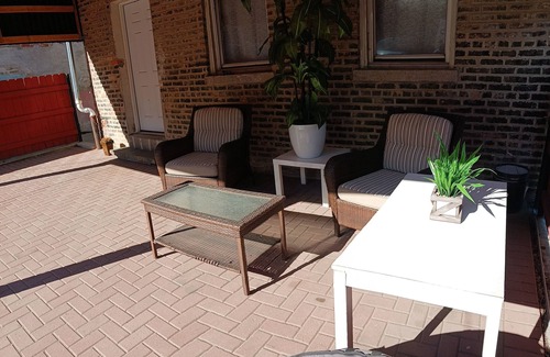 Little Village Apartment | Luxury Villa 10 minutes to Downtown