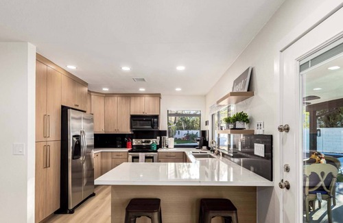 Santiago House | Luxury Villa 6BR home, 5 En-suite Bathrooms & Pool