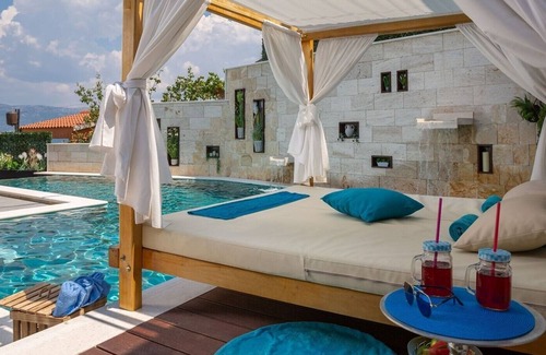 Arbanija Villa | Luxury Villa Accanto Mare with pool and jacuzzi at the beach on the peninsula Ciovo