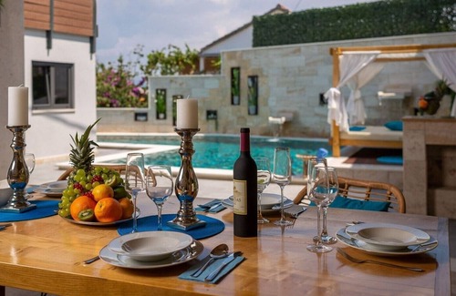 Arbanija Villa | Luxury Villa Accanto Mare with pool and jacuzzi at the beach on the peninsula Ciovo