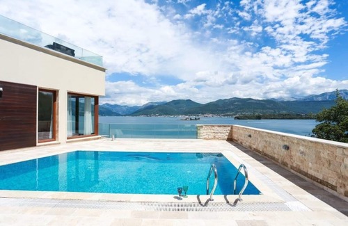 Radovici Villa | Luxury villa on the first line with a private beach and 2 pools