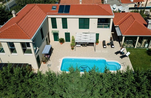Plano Villa | Luxury Villa with Heated Pool, Terrace, and Outdoor Amenities for Relaxation - Five Bedroom Villa