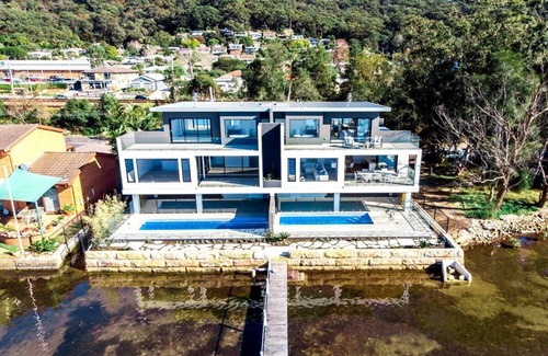 Point Clare House | Luxury Villas Clare De Lune Waterfront (with pool)