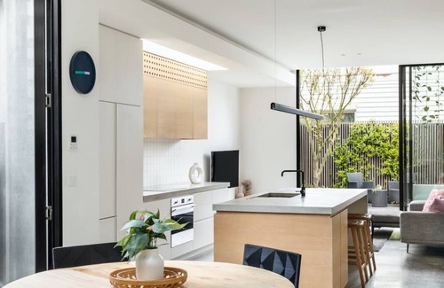 Port Melbourne House | Luxury Villas The Cable House (Pet Friendly)