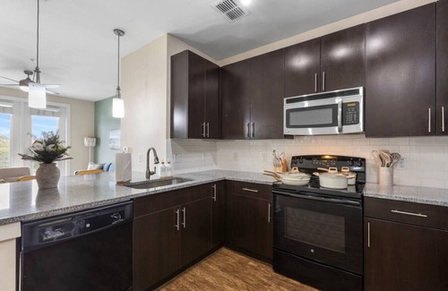 Courier City - Oscawana Apartment | Luxury W/Downtown views-Pool-Gym-Free Parking!