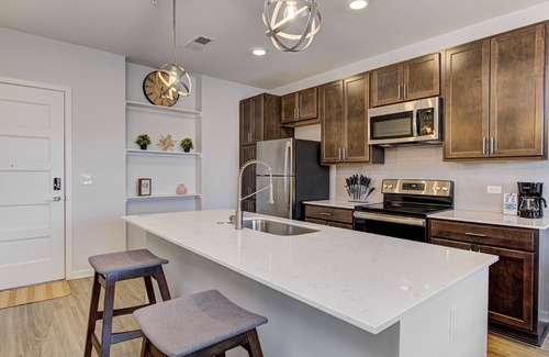 Fishers Apartment | *LUXURY WALK IN THE PARK-3* - 1 KING BED